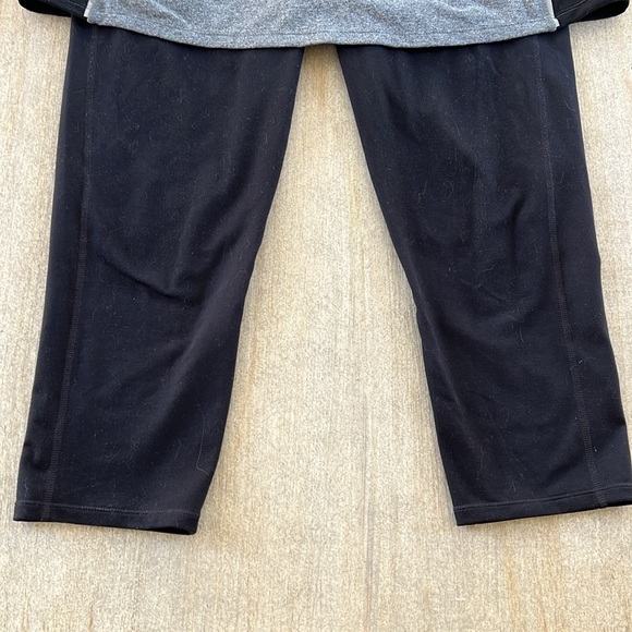 Athleta 2 in 1 leggings with skirt. Awesome pockets. Great condition! Size L - Picture 3 of 9